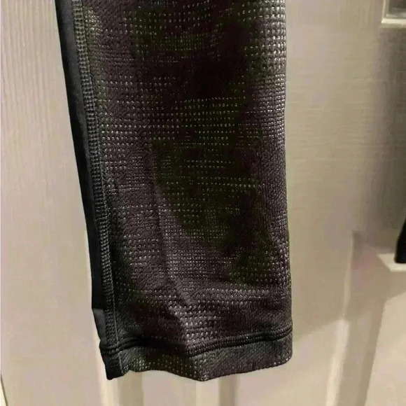 Women’s leggings by Adidas in black & gray high waisted with raised pattern LG - Picture 4 of 9